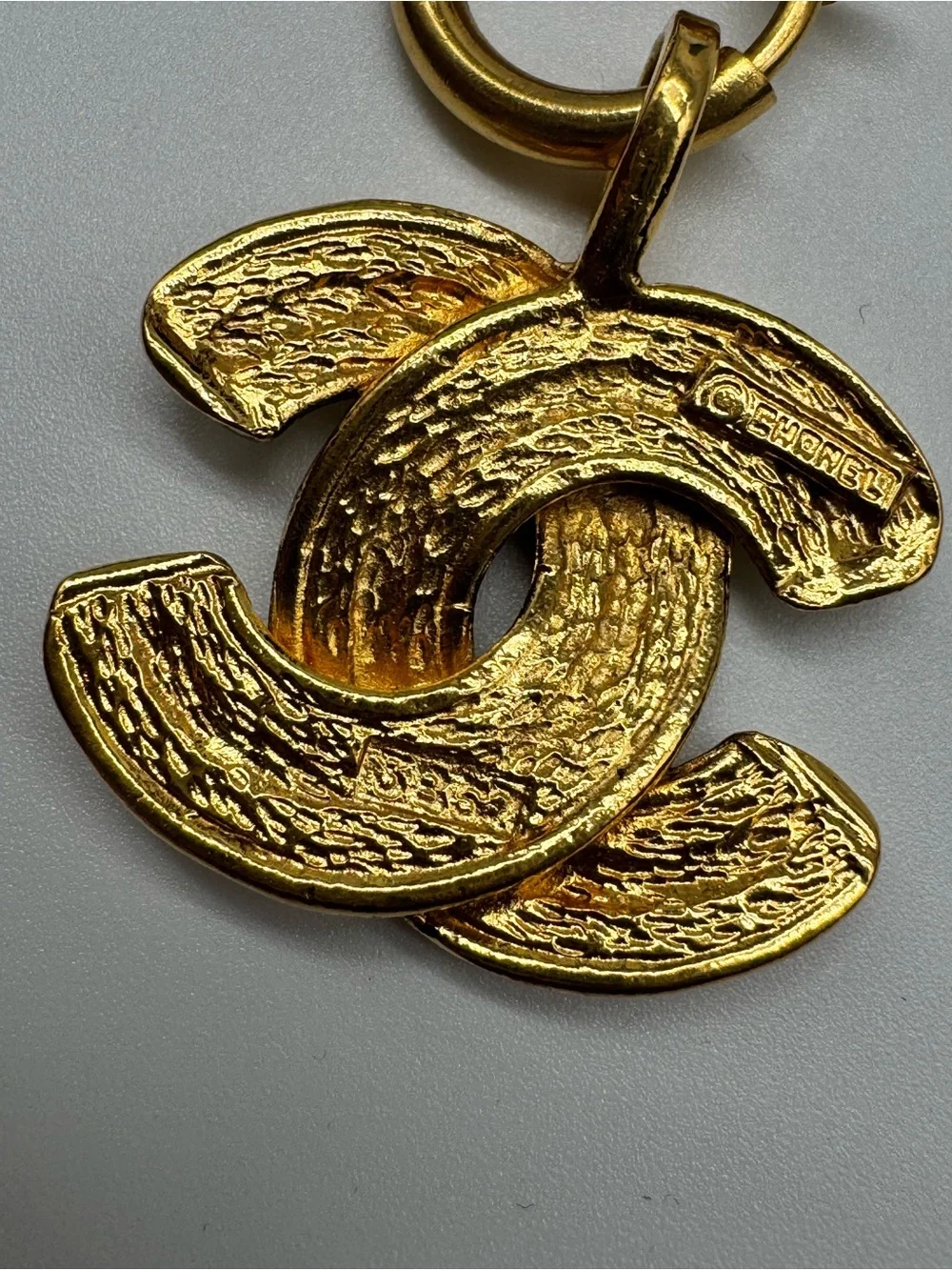 CHANEL Gold-Tone Interlocking Metalasse CC Pendant Necklace